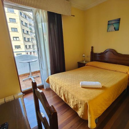 Pension Residencia Buenos Aires Vigo Bagian luar foto