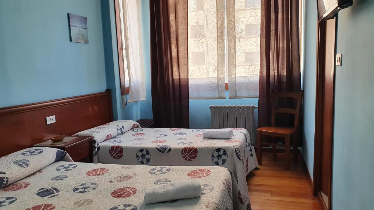 Pension Residencia Buenos Aires Vigo Bagian luar foto