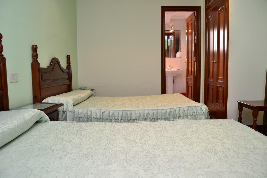 Pension Residencia Buenos Aires Vigo Bagian luar foto