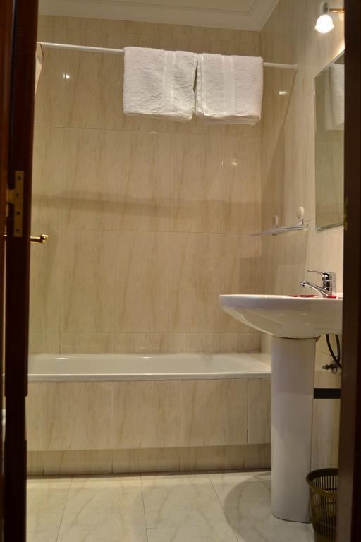 Pension Residencia Buenos Aires Vigo Bagian luar foto