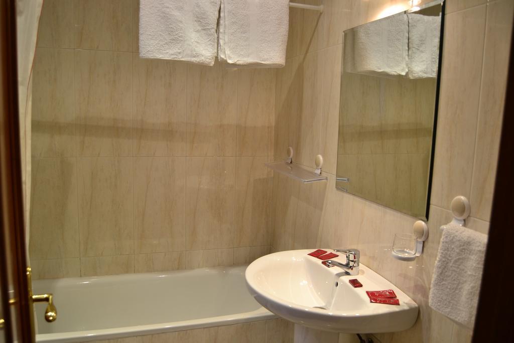 Pension Residencia Buenos Aires Vigo Bagian luar foto