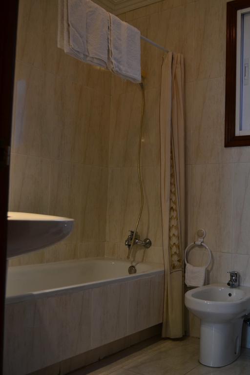 Pension Residencia Buenos Aires Vigo Bagian luar foto
