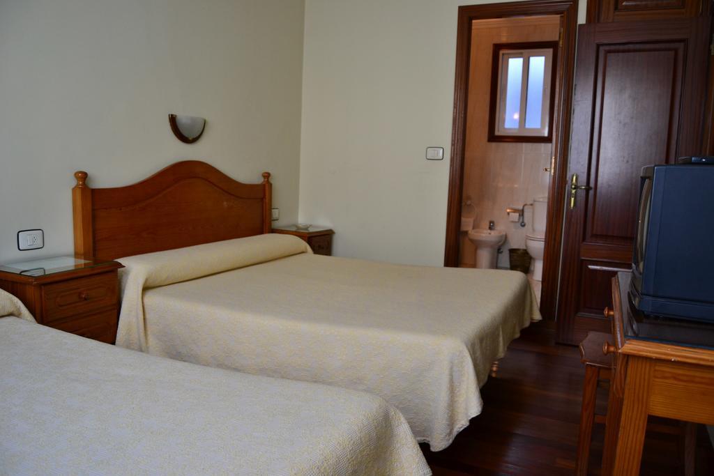 Pension Residencia Buenos Aires Vigo Bagian luar foto