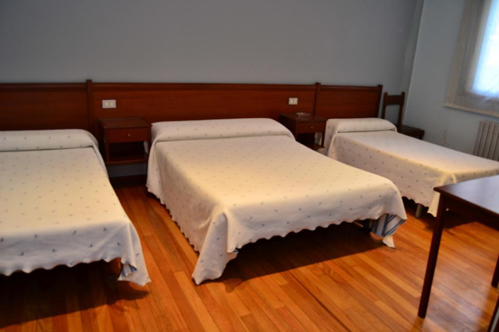 Pension Residencia Buenos Aires Vigo Bagian luar foto