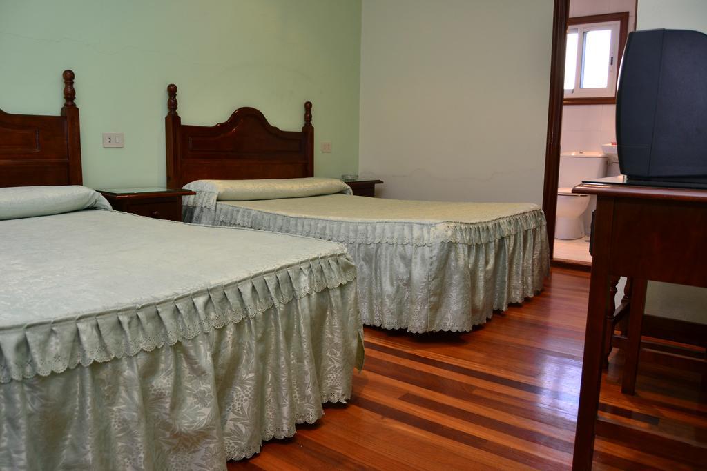 Pension Residencia Buenos Aires Vigo Bagian luar foto