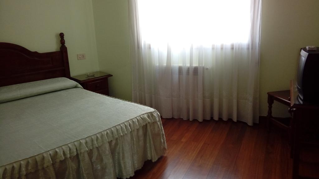 Pension Residencia Buenos Aires Vigo Bagian luar foto