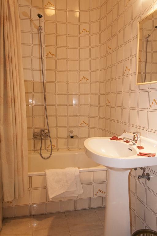 Pension Residencia Buenos Aires Vigo Bagian luar foto