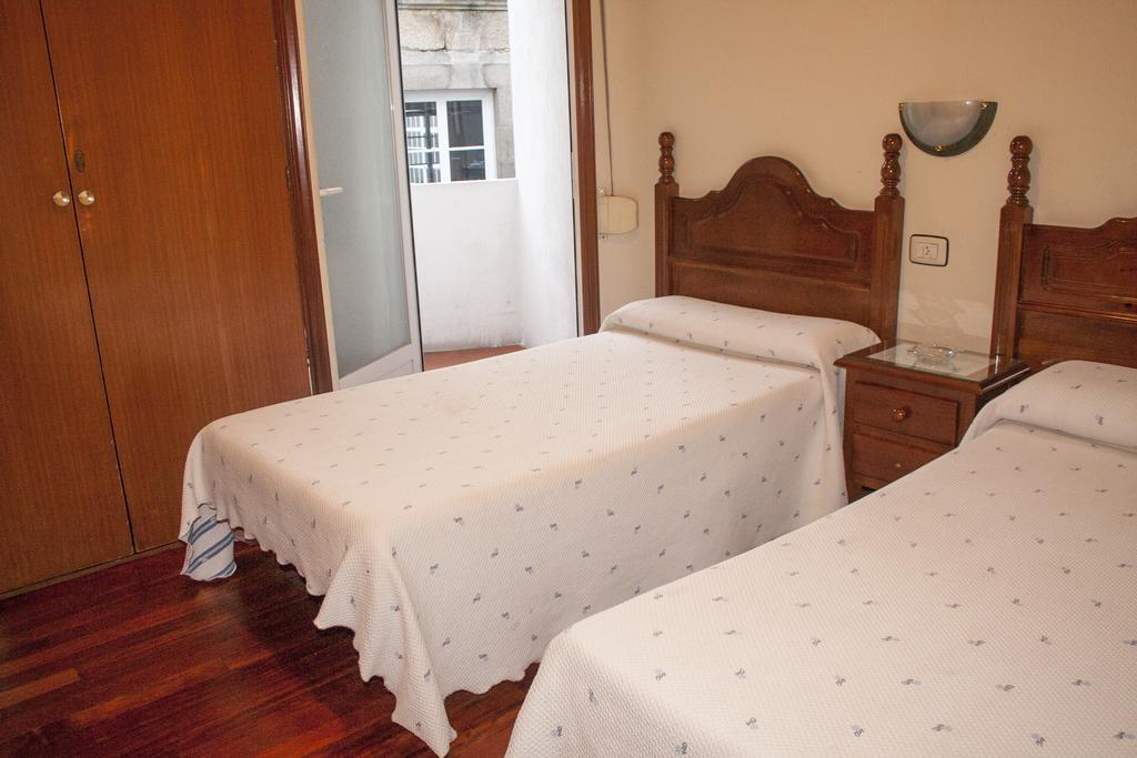 Pension Residencia Buenos Aires Vigo Bagian luar foto