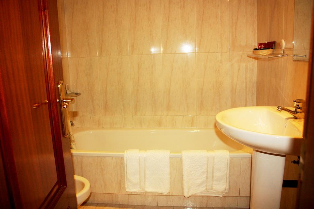Pension Residencia Buenos Aires Vigo Bagian luar foto