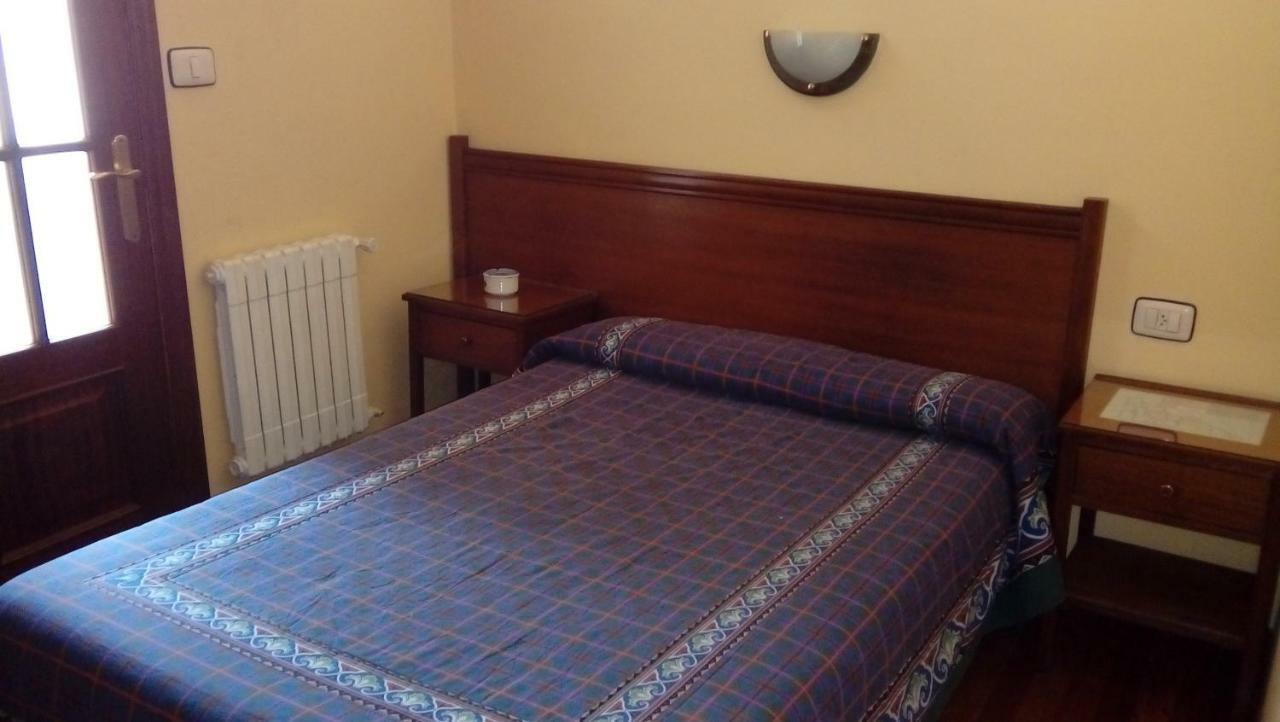 Pension Residencia Buenos Aires Vigo Bagian luar foto