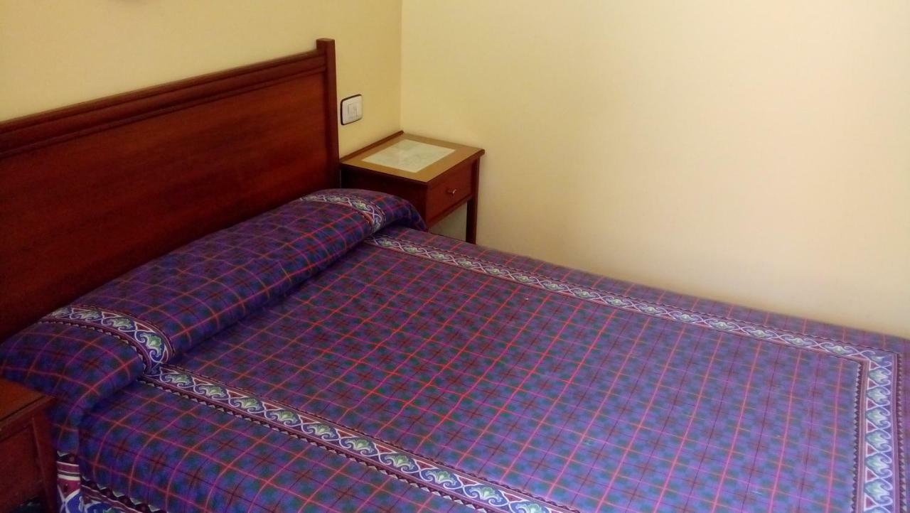 Pension Residencia Buenos Aires Vigo Bagian luar foto